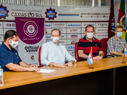 Gustavo signing the paper with Ewald and SER representatives